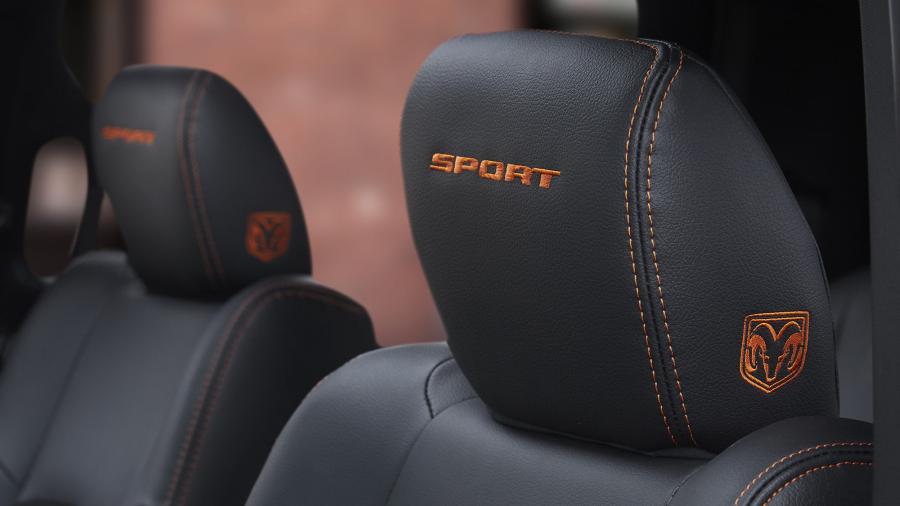 Детали интерьера Dodge Ram 1500 Copper Sport Crew Cab 2017 года  (фото 2 из 10)